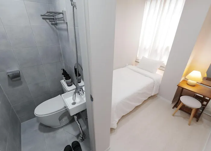 Andante Hostel *